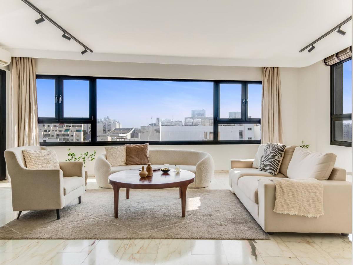 Sanders Coral Court Penthouse - Cute 3-bedroom With Balcony *